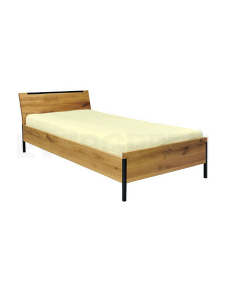 Masívna, jednolôžková posteľ v naturálnej farbe dreva s kovovými nohami a elementom  na posteľnom ráme z kolekcie GIN