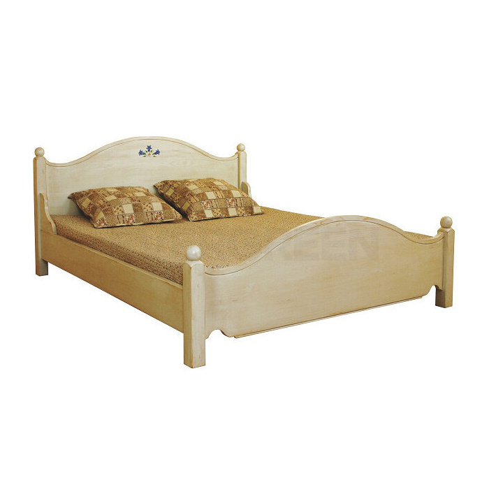 Manželská posteľ z masívneho dreva bielej farby v provensálksom štýle s ručnou maľbou kvetov na čele postele