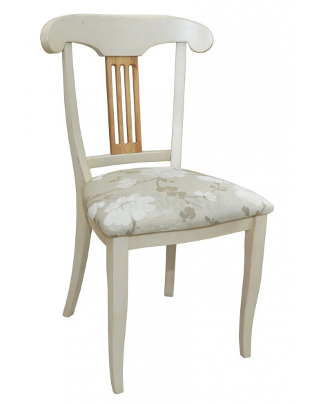 Provensálska, jedálenská stolička bielej farby  vhodná do kuchyne s hnedými elementmi a tapacírom, zdobeným kvetovanými vzormi