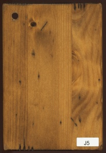 Škoricovo hnedá farba v tmavších odtieňoch povrchovej úpravy dreva J5