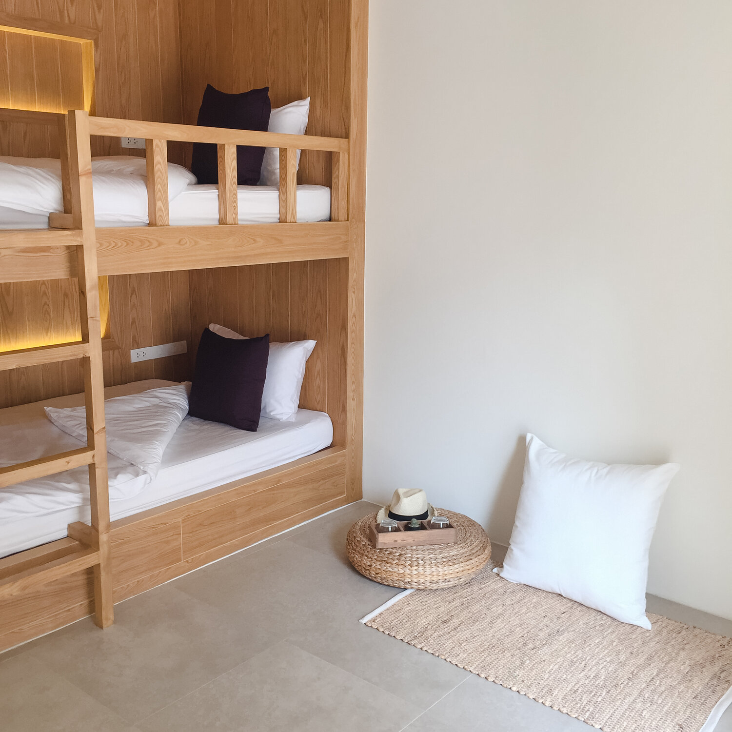 Poschodová posteľ na mieru z masívneho, svetlého, dreva s dvomi lôžkami doplená o bielu posteľnú bielizeň