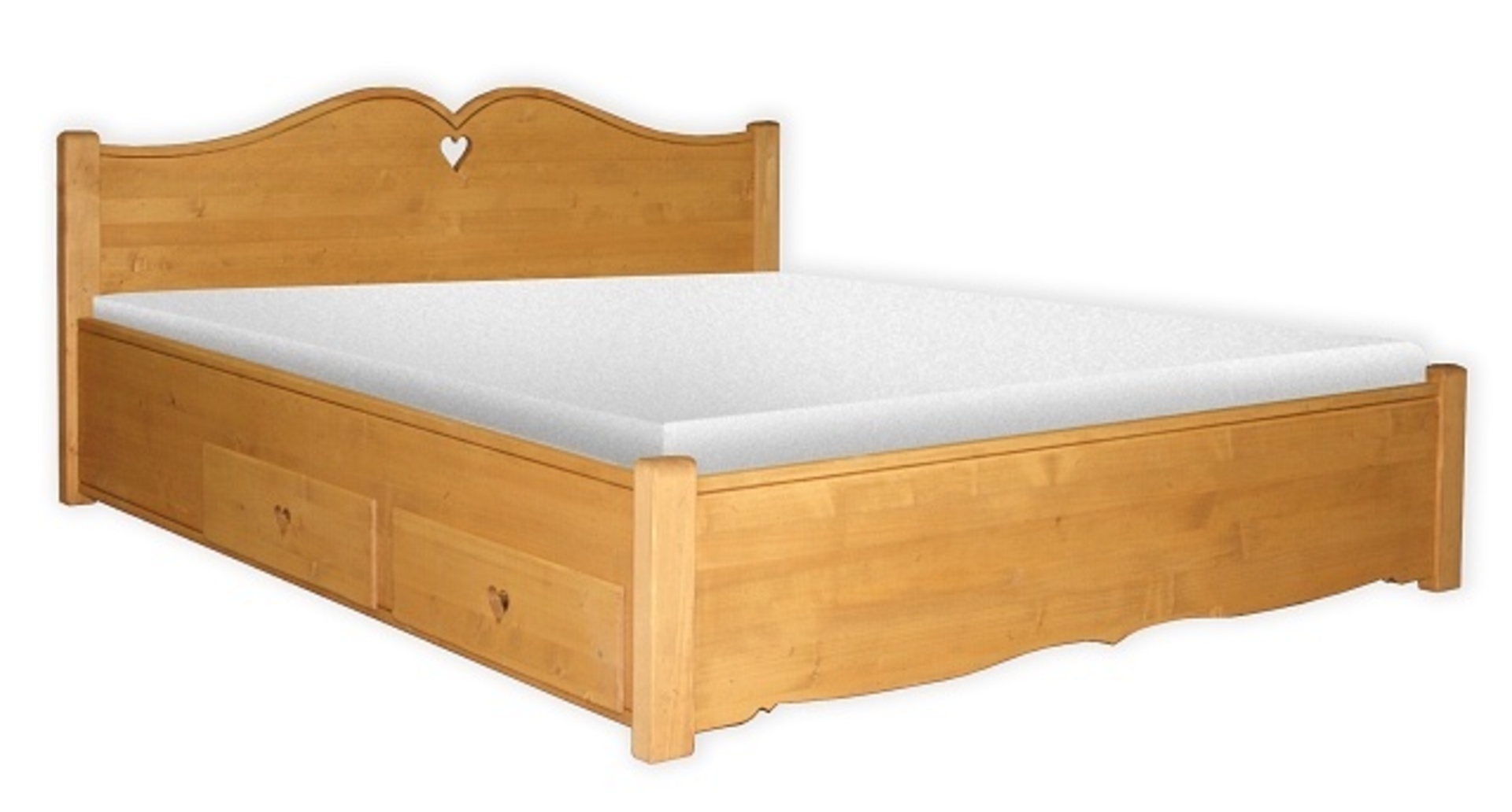 Manželská posteľ z masívneho dreva svetlej farby s masívnym čelom postele na ktorom je vyrezaný tvar srdca.