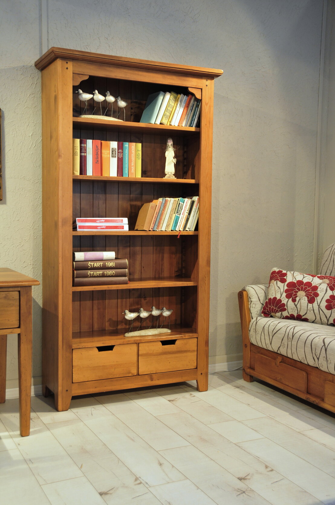 Rustikálna knižnica v obývačke zo svetlého masívneho dreva s 5 policami a dvomi šuplíkami