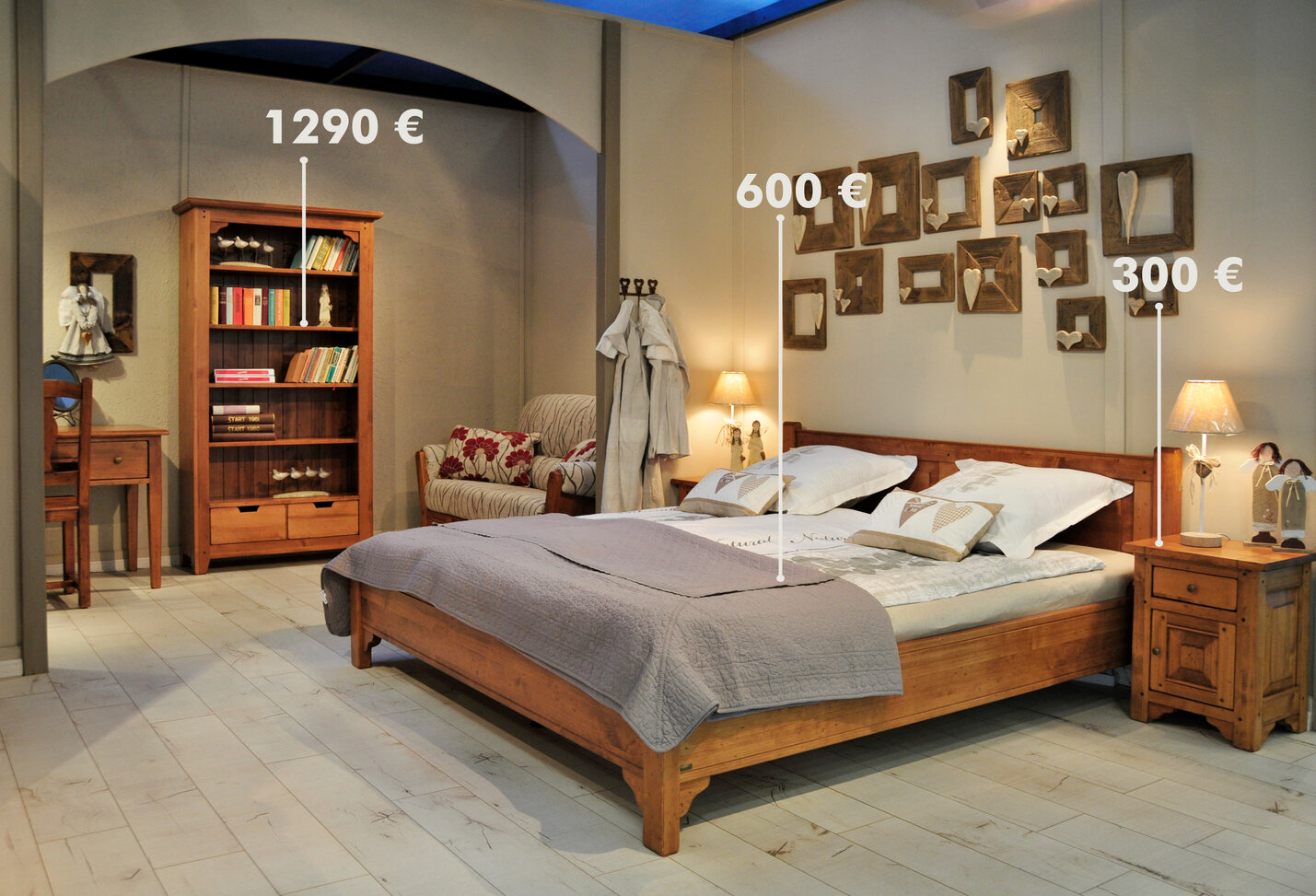 Spálňa v rustikálnom štýle s masívnou, drevenou komodou, nočnám stolíkom a manželskou posteľou, doplnenou o obliečky neutrálnej farby