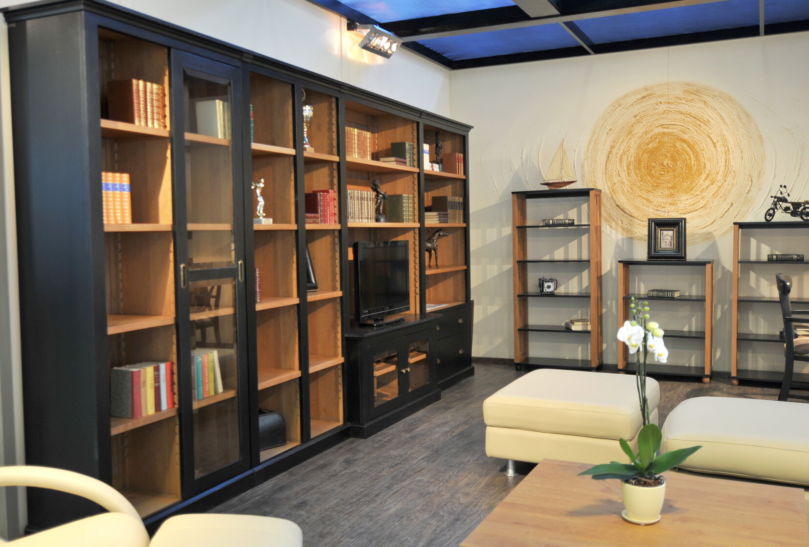 Moderná obývačka z masívneho dreva v čiernych tónoch. Sektorový nábytok pozostávajúci z masívnej obývacej steny 